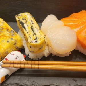 SUSHI - 1. Nigiri sushi wędzony łosoś MOWI SUPREMEI/ surowy łosoś MOWI SUPREME/ tuńczyk SRI LANKA/ przegrzebki(zapytaj o dostępność) / omlet tamago - cena za 2 szt.